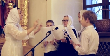 Детский хор поет Литургию на Воскресном богослужении